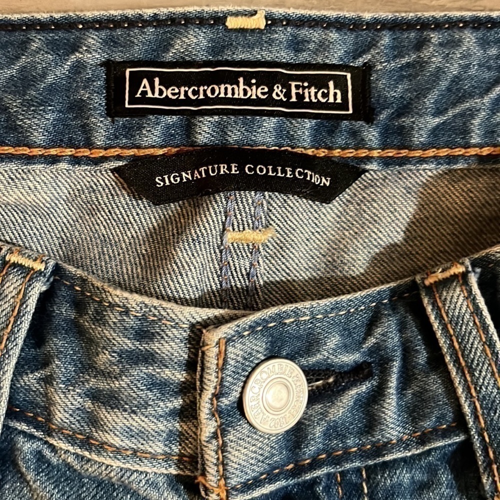 Abercrombie & Fitch Signature Distressed Jeans - Picture 4 of 5